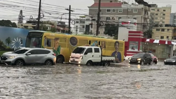 Reportan múltiples inundaciones en Santo Domingo tras lluvias hoy viernes