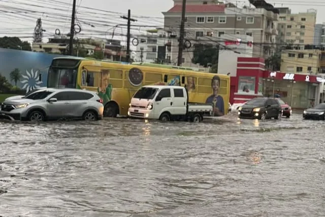 Reportan múltiples inundaciones en Santo Domingo tras lluvias hoy viernes