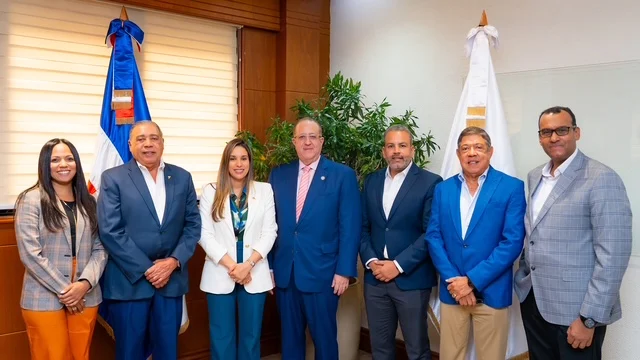 Magín Díaz sostiene diálogo con gremios y sectores productivos