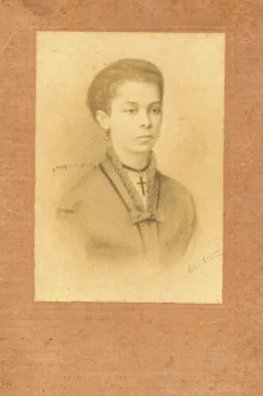  Salomé Ureña de Henríquez. Tarjeta Promenade © Reproducción de Hargous,ca. 1892