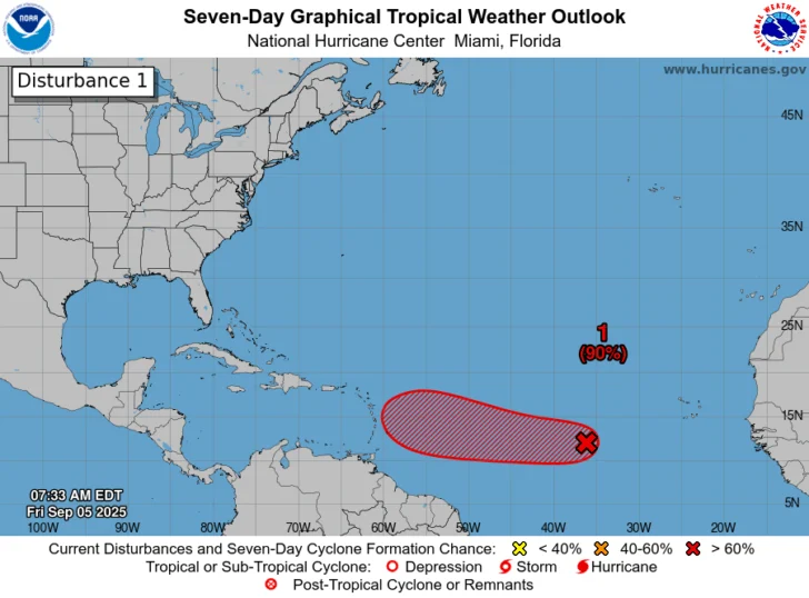 Vigilan sistema sobre el Atlántico con posibilidad de convertirse en ciclón tropical