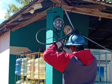 Edesur desmantela 6,590 conexiones ilegales y regulariza a clientes en 10 provincias