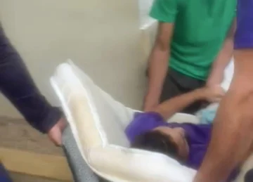 Acusado de lanzar “ácido del diablo” a expareja es trasladado en un colchón al tribunal