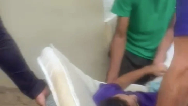 Acusado de lanzar “ácido del diablo” a expareja es trasladado en un colchón al tribunal
