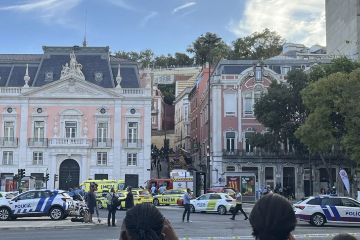 Varios muertos al descarrilar un famoso funicular turístico del centro de Lisboa