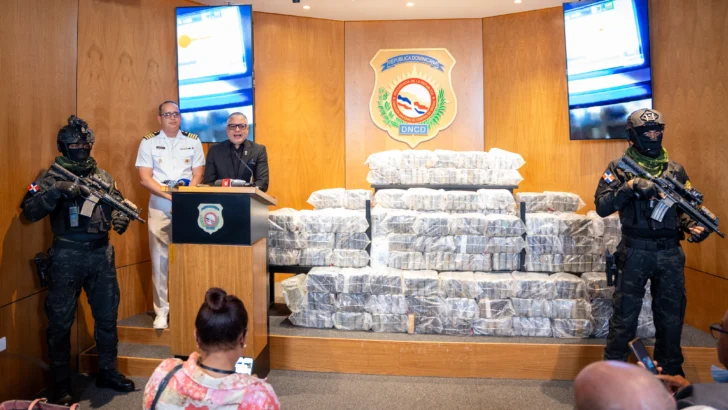 Incautan cargamento de 448 paquetes presumiblemente cocaína en Baní