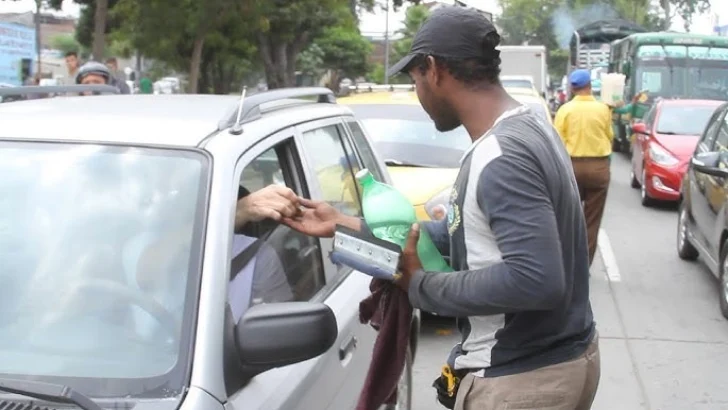 Retiran limpiavidrios y vendedores ambulantes de algunas intersecciones del Distrito Nacional