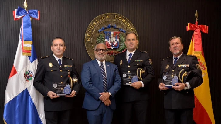Cónsul en Madrid reconoce apoyo de la Policía de España a dominicanos