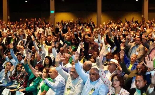 Leonel Fernández juramenta a miembros de la dirección central de Fuerza del Pueblo