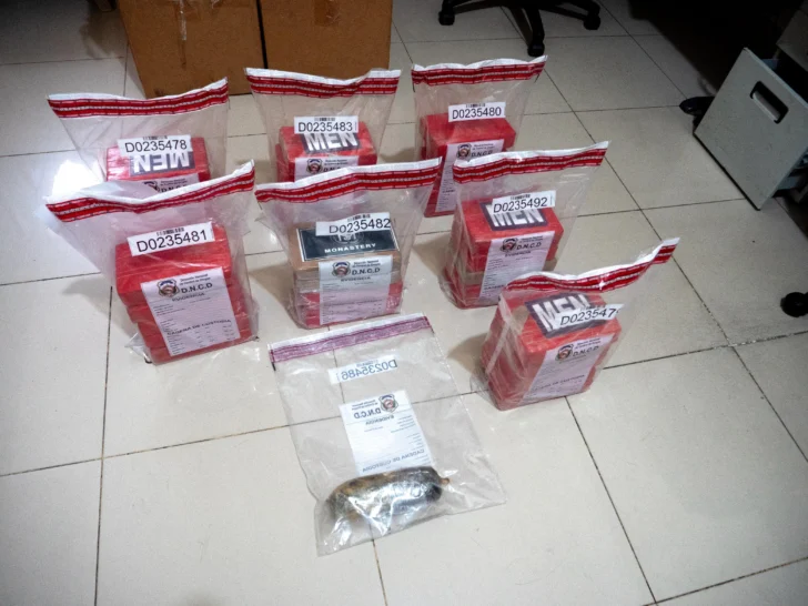 Arrestan dos hombres y una mujer e incautan 36 paquetes de cocaína en Baní