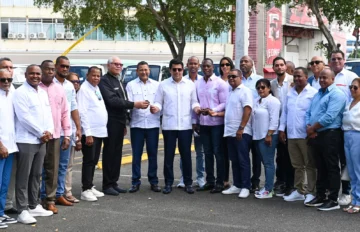 Turismo inicia programa de sostenibilidad y entrega 38 camiones volteos