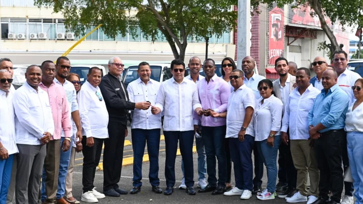 Turismo inicia programa de sostenibilidad y entrega 38 camiones volteos