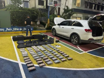 Arrestan dos hombres con 93 paquetes de presunta cocaína