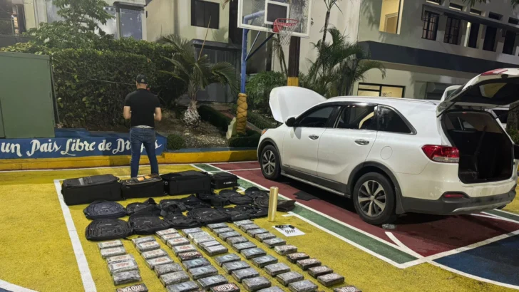 Arrestan dos hombres con 93 paquetes de presunta cocaína