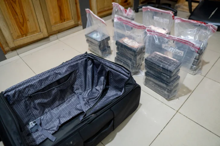 Arrestan dos hombres con 93 paquetes de presunta cocaína