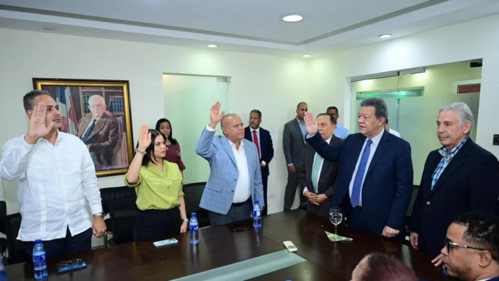Leonel Fernández juramenta nuevos miembros de la FP en Santiago