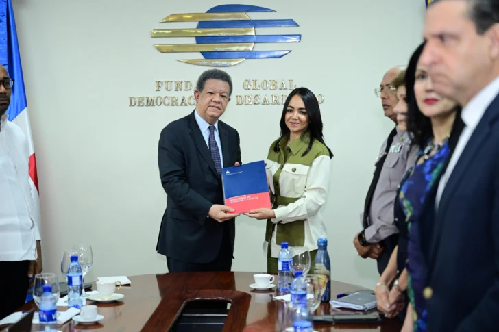 Faride Raful presenta a Leonel Fernández el anteproyecto de ley de reforma policial