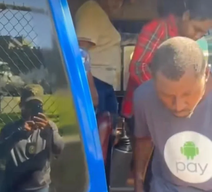 Ejército detiene al cobrador de un autobús donde viajaban 3 haitianos en estado irregular