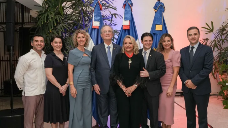 Francia condecora a embajadora Rosa Hernández de Grullón