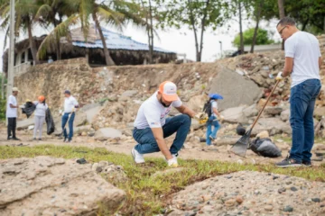 Edesur desarrolla jornada de limpieza de la playita de Nigua, San Cristóbal