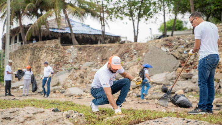 Edesur desarrolla jornada de limpieza de la playita de Nigua, San Cristóbal