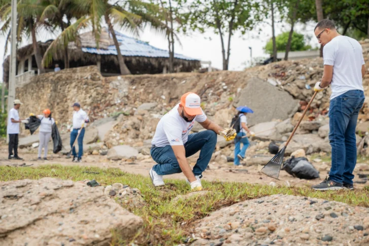 Edesur desarrolla jornada de limpieza de la playita de Nigua, San Cristóbal