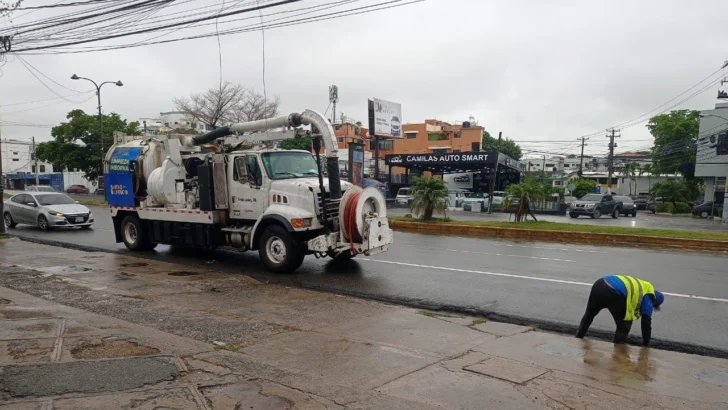 Alcaldía del D.N refuerza trabajos preventivos para disminuir efectos de vaguada y onda tropical