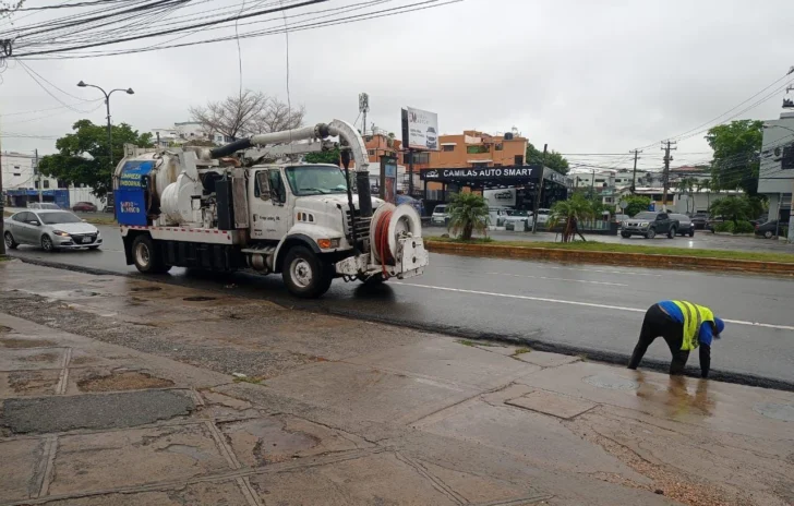 Alcaldía del D.N refuerza trabajos preventivos para disminuir efectos de vaguada y onda tropical