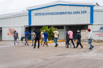 Detienen a 1,133 inmigrantes irregulares y deportan otros 1,077 tras jornadas interdicción