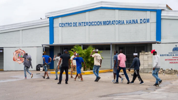 Detienen a 1,133 inmigrantes irregulares y deportan otros 1,077 tras jornadas interdicción Detienen a 1,133 inmigrantes irregulares y deportan otros 1,077 tras jornadas interdicción