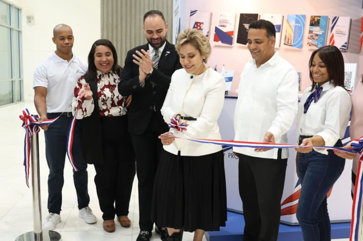 ProCompetencia inaugura su estand en la Feria Internacional del Libro Santo Domingo 2025