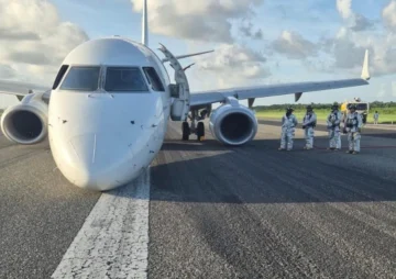 Un avión de Sky High aterriza de emergencia en el AILA