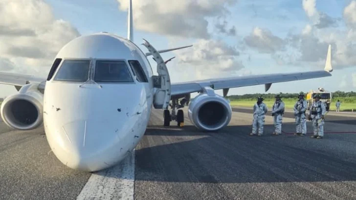 Un avión de Sky High aterriza de emergencia en el AILA