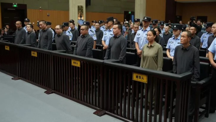 China condena a muerte a 11 miembros de una familia criminal que controlaba campos de 'ciberesclavos'