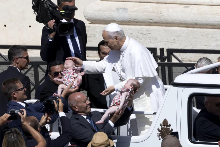  CIUDAD DEL VATICANO - El Papa León XIV saludó a los fieles que se congregaron en la Plaza de San Pedro para la ceremonia de canonización de Carlo Acutis y Piergiorgio Frassati, celebrada en el Vaticano el 7 de septiembre de 2025. Carlo Acutis, un adolescente italiano que falleció en 2006, fue canonizado por el Papa León XIV en una ceremonia en el Vaticano, convirtiéndose en el primer santo milenial de la Iglesia Católica. La multitud de creyentes se reunió para ser testigo de este evento histórico y recibir la bendición del Papa (Papa) EFE/EPA/MASSIMO PERCOSSI