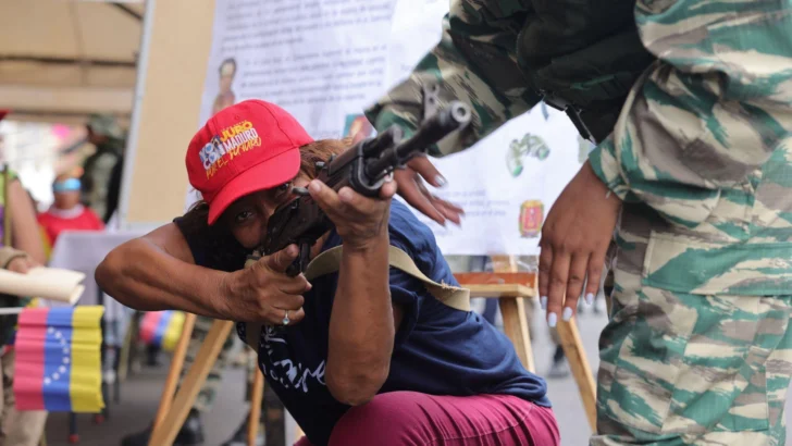 'Si tengo que dejar mi vida luchando, la dejo': el entrenamiento a civiles que hace el gobierno de Venezuela ante la 'guerra no declarada' de EE.UU.
