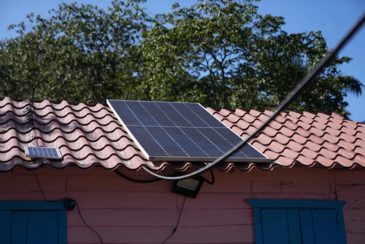 Proyectos de electrificación en San José de Ocoa y San Cristóbal benefician a 213 hogares