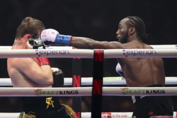 Crawford derrota al 'Canelo' Álvarez y le arrebata sus títulos mundiales