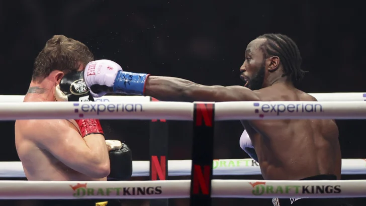 Crawford derrota al 'Canelo' Álvarez y le arrebata sus títulos mundiales