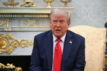Trump dice que diálogo comercial con China va 