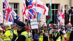 Más de 100.000 personas manifiestan en Londres, convocadas por el ultraderechista Tommy Robinson