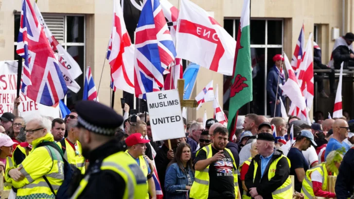 Más de 100.000 personas manifiestan en Londres, convocadas por el ultraderechista Tommy Robinson
