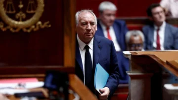 Cómo la grave crisis política y económica que atraviesa Francia hizo caer a su gobierno (y qué pasará ahora)