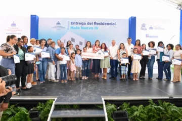 Gobierno entrega Bono Mujer a 36 jefas de hogar para reducir pago de sus apartamentos
