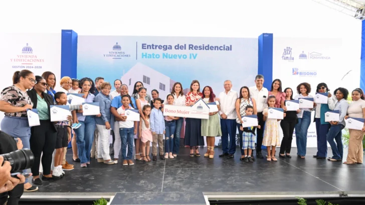 Gobierno entrega Bono Mujer a 36 jefas de hogar para reducir pago de sus apartamentos