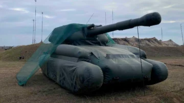 Tanques inflables y artillería empaquetada: así es la 'guerra de utilería' con la que Ucrania intenta engañar a las fuerzas rusas