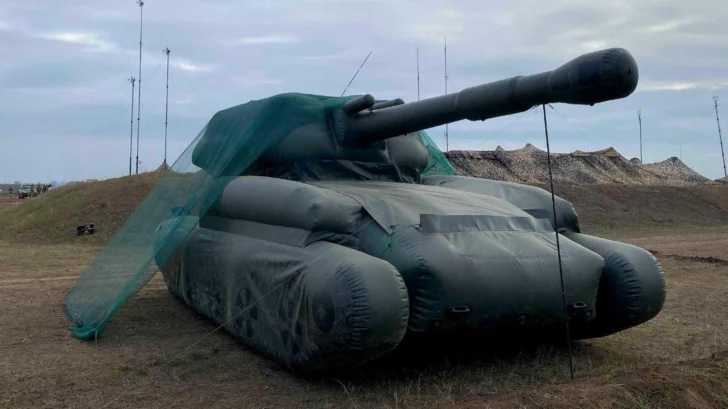 Tanques inflables y artillería empaquetada: así es la 'guerra de utilería' con la que Ucrania intenta engañar a las fuerzas rusas