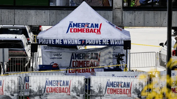 Charlie Kirk fue asesinado de un solo disparo: qué se sabe de la muerte del joven comentarista conservador y aliado de Trump
