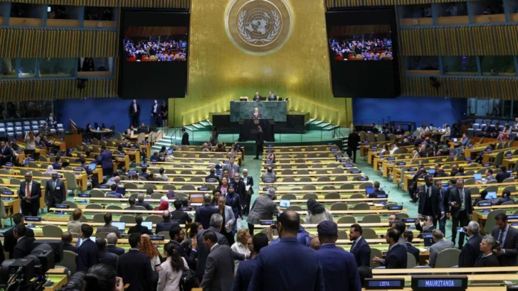 El momento en que decenas abuchean a Netanyahu y se retiran de la Asamblea General de la ONU cuando el mandatario de Israel sube al estrado para hablar