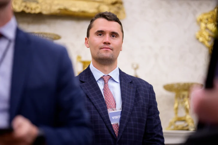 Charlie Kirk se encuentra en estado crítico; detienen sospechoso de disparar contra el comentarista